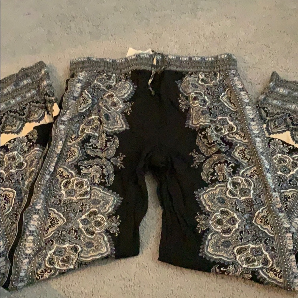 Black/cream colored wide leg pant